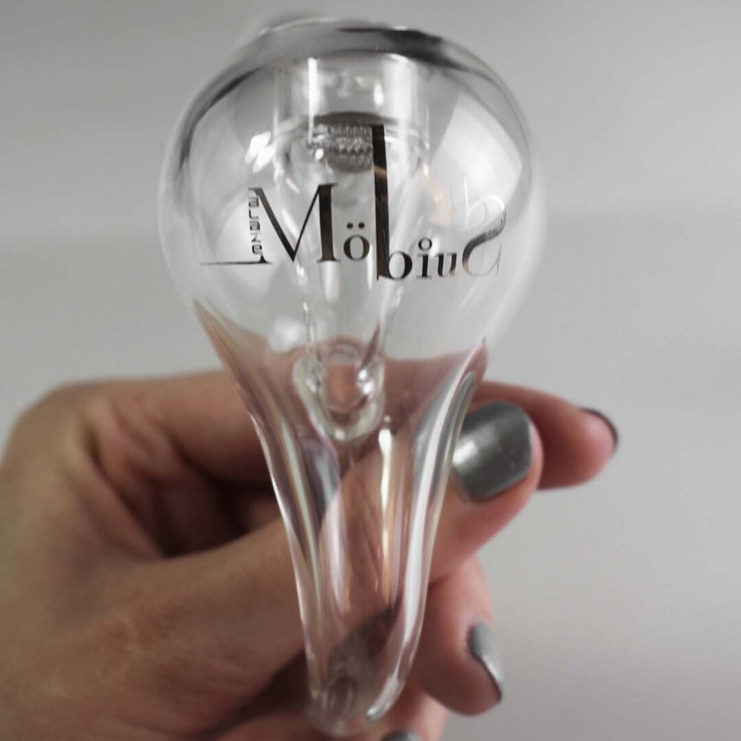 Handpfeife MÖBIUS 4 von Blaze Glass aus Borosilikatglas mit Möbiusschleife