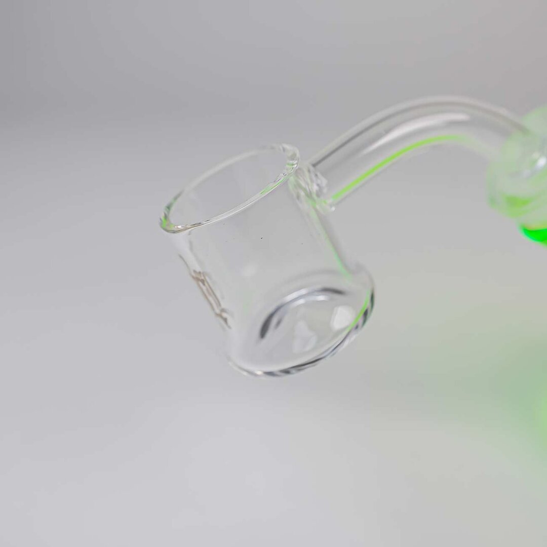 Black Leaf Drachen-Glas-Wasserpfeife in Grün mit Trichterkopf und Quarzschale, 210 mm hoch