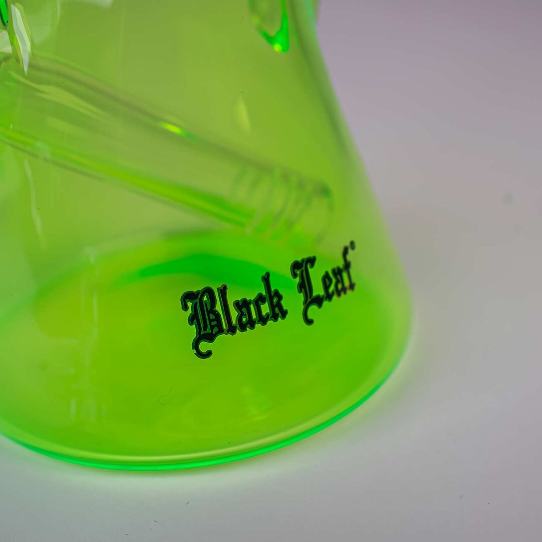 Black Leaf Drachen-Glas-Wasserpfeife in Grün mit Trichterkopf und Quarzschale, 210 mm hoch