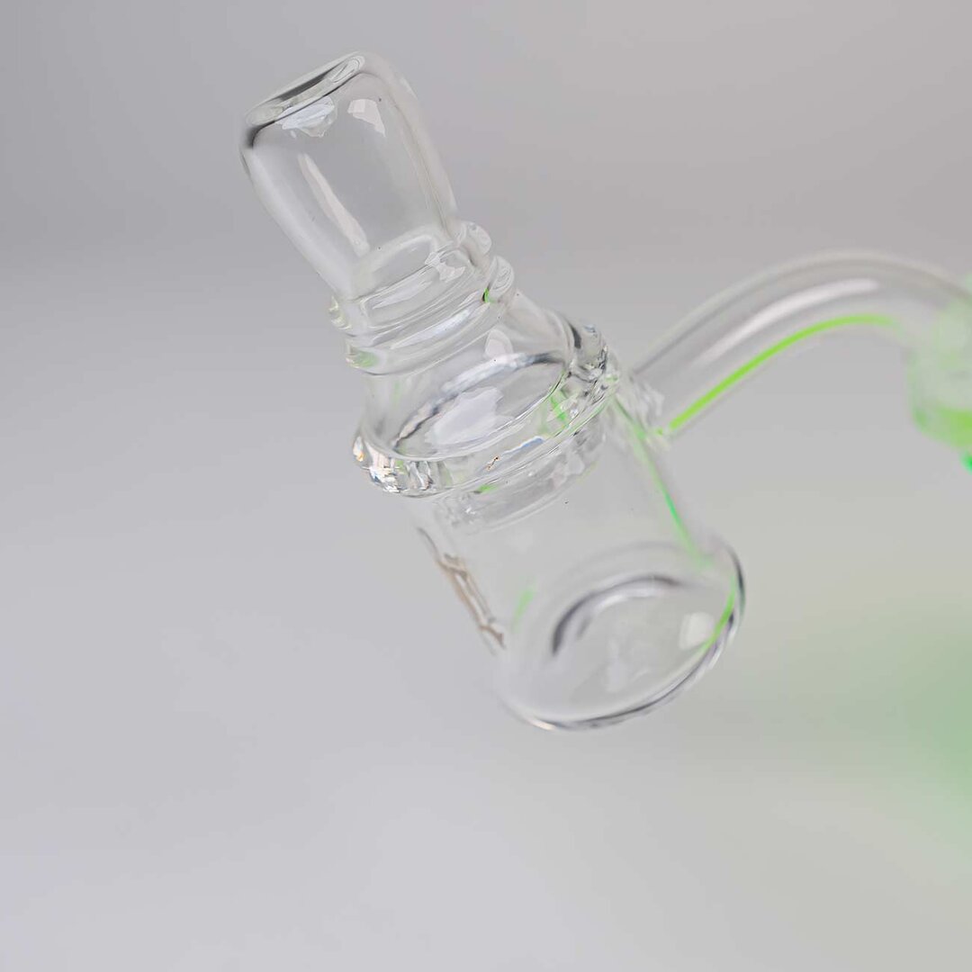 Black Leaf Drachen-Glas-Wasserpfeife in Grün mit Trichterkopf und Quarzschale, 210 mm hoch