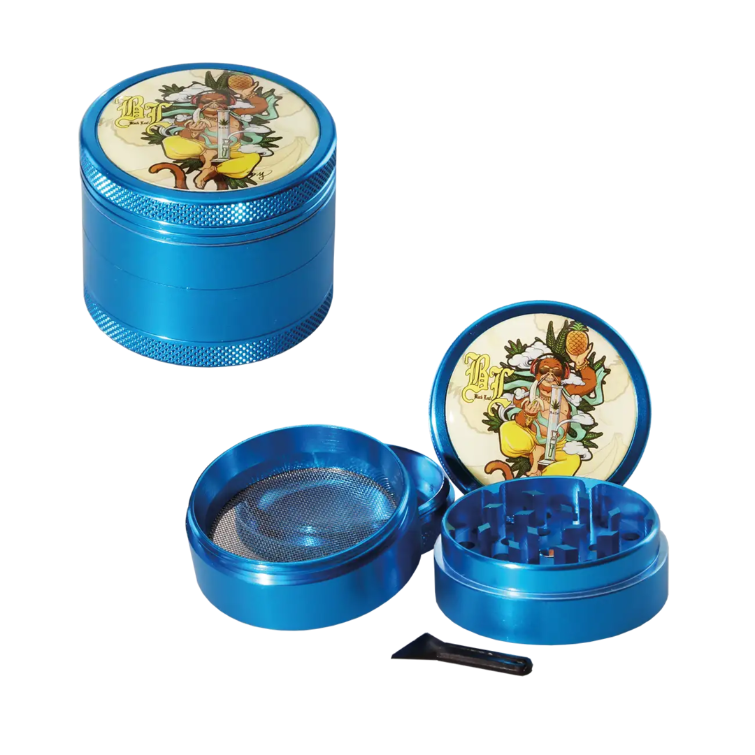 Blaue vierteilige Aluminium-Kräutermühle Hanuman von Black Leaf