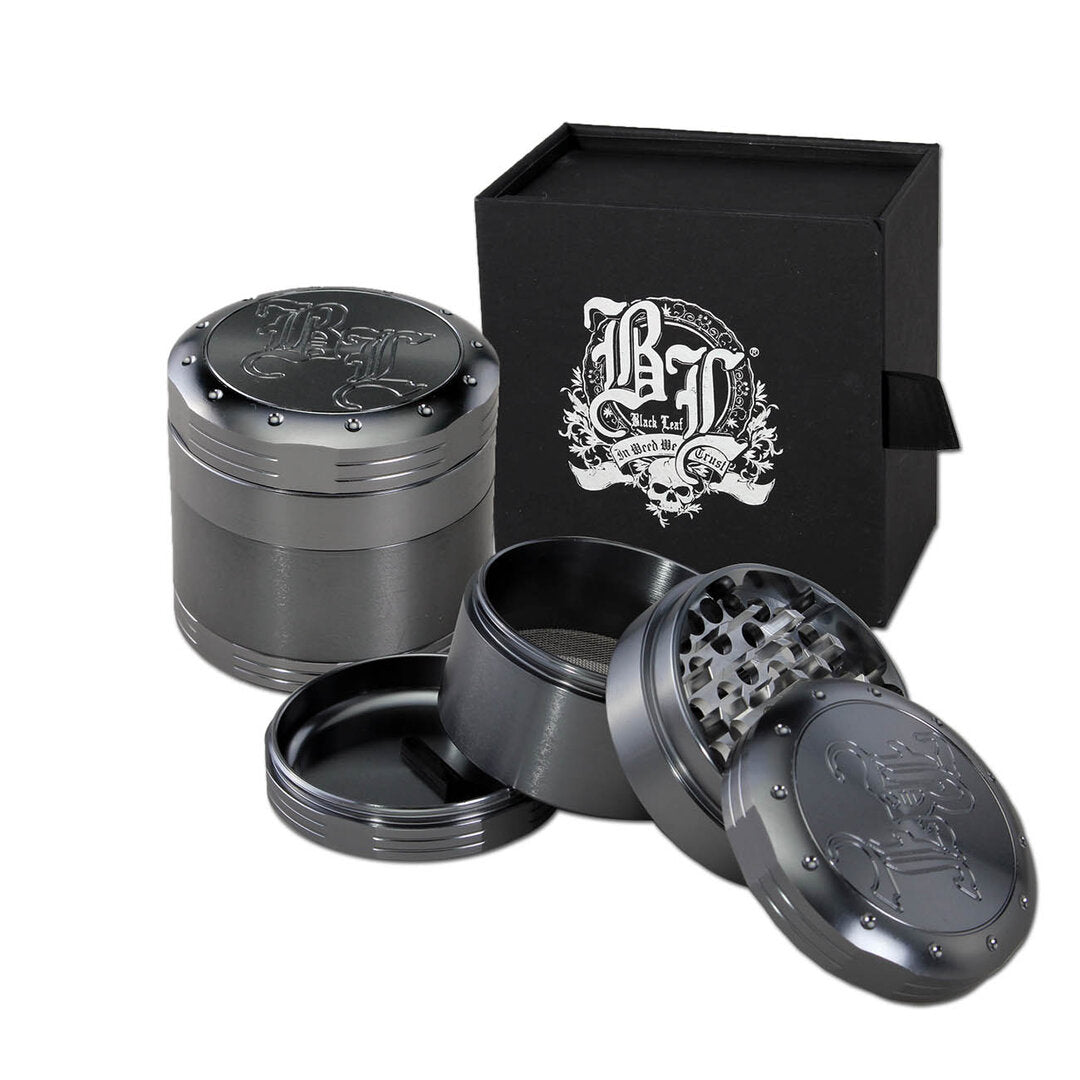 Black Leaf Deep Engraving Kräutermühle 4-teilig, Ø 62 mm