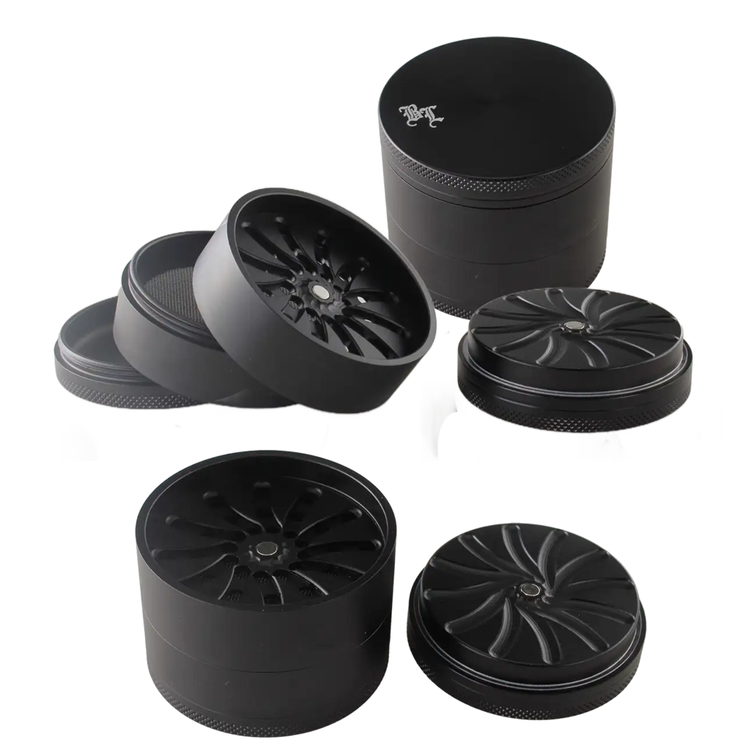 Vierteilige Alu-Kräutermühle Masher von Black Leaf in Schwarz