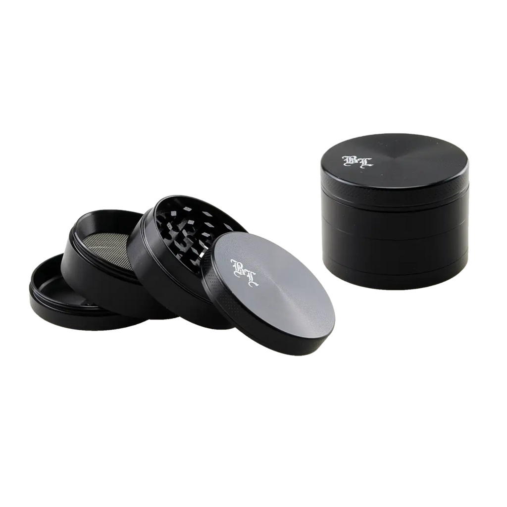 Vierteilige schwarze Aluminium-Kräutermühle von Black Leaf