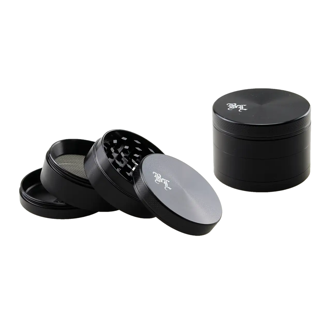 Vierteilige schwarze Aluminium-Kräutermühle von Black Leaf