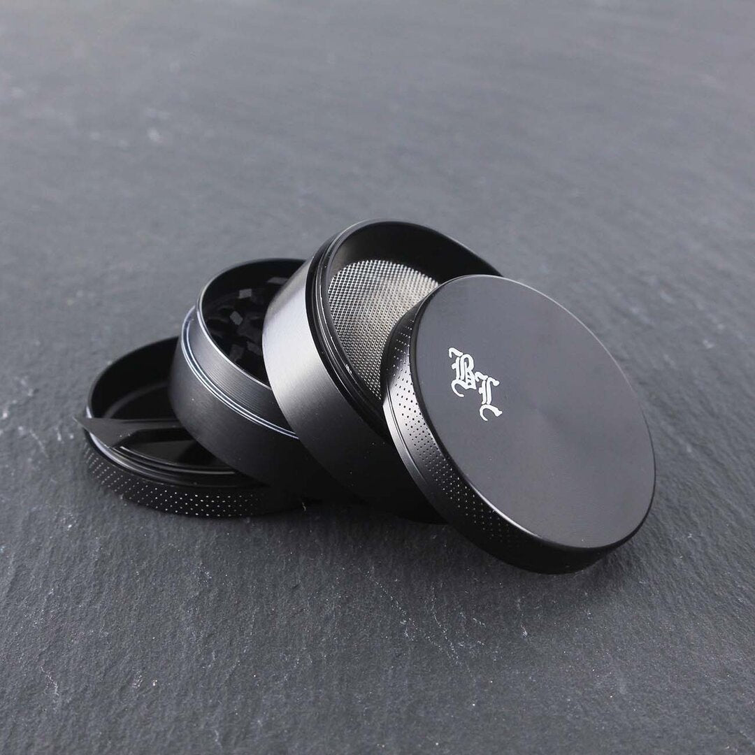 Vierteilige schwarze Aluminium-Kräutermühle von Black Leaf