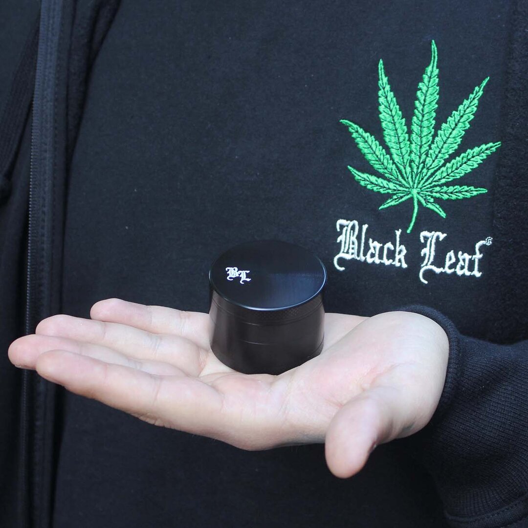 Vierteilige schwarze Aluminium-Kräutermühle von Black Leaf
