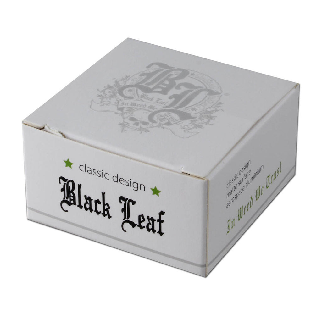 Vierteilige Alu-Kräutermühle von Black Leaf in mattem Schwarz