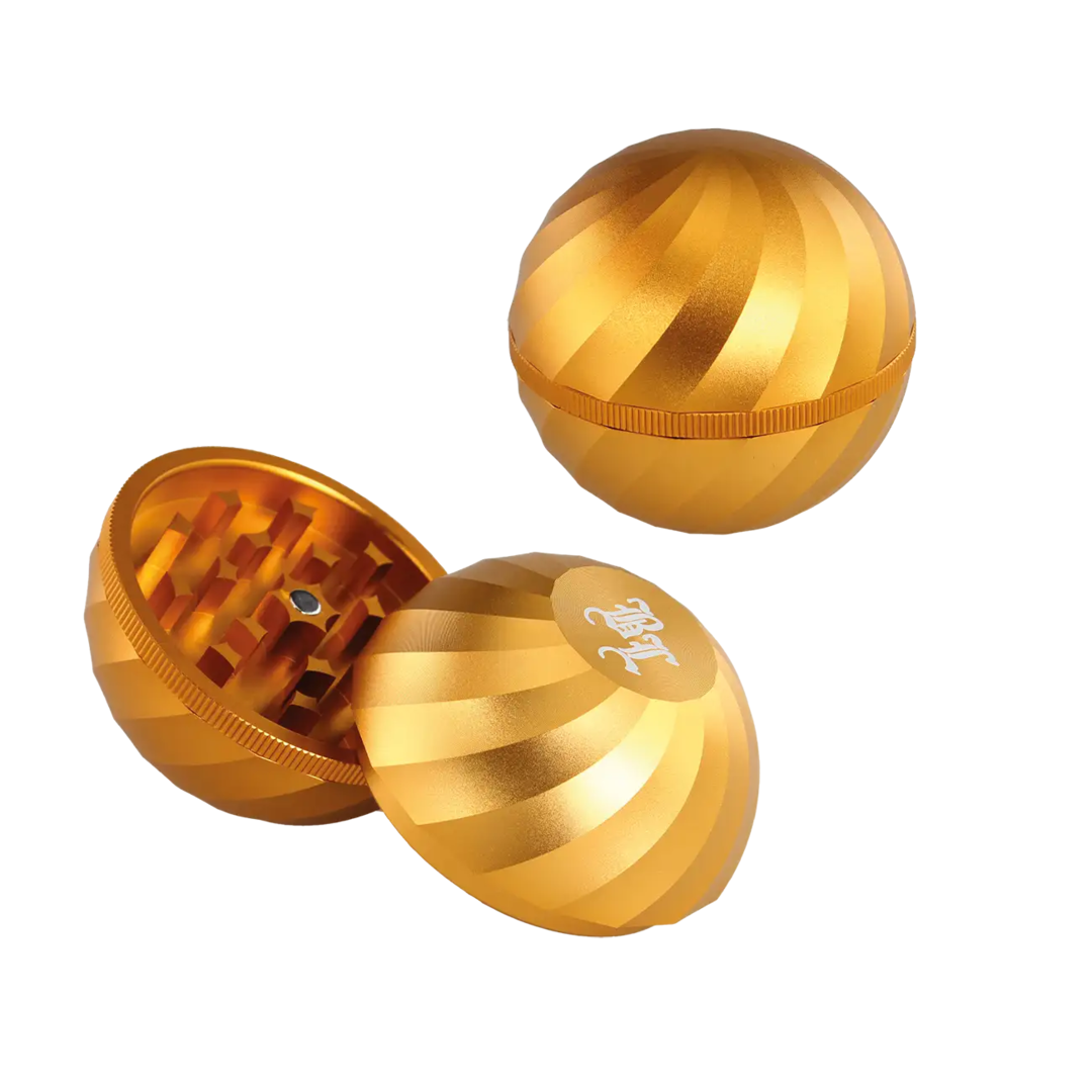 Vierteilige Kugel-Kräutermühle von Black Leaf in Gold aus Aluminium