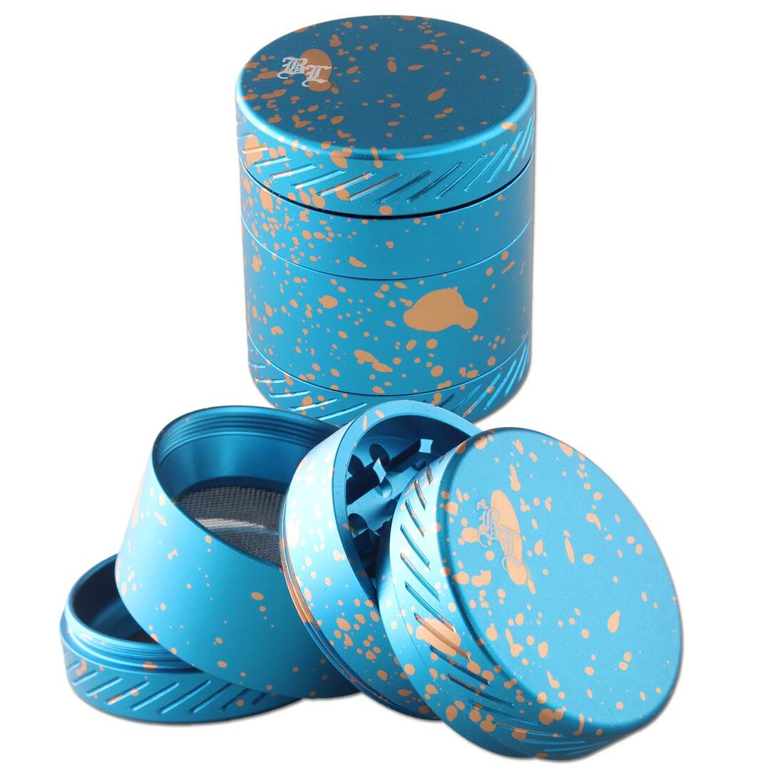 Vierteilige Alu-Kräutermühle CROWN von Black Leaf in Hellblau mit Farbspritzern