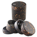 Vierteilige Alu-Kräutermühle CROWN von Black Leaf in Schwarz mit Farbspritzern