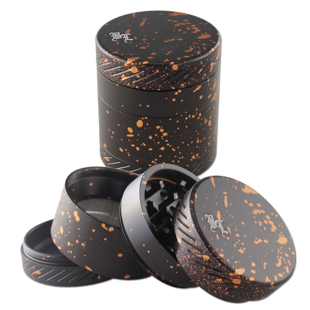 Vierteilige Alu-Kräutermühle CROWN von Black Leaf in Schwarz mit Farbspritzern