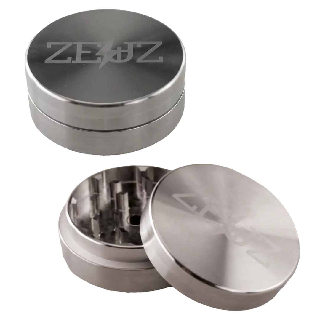 Black Leaf ZEUZ Kräutermühle aus mattem Edelstahl mit ZEUZ-Logo