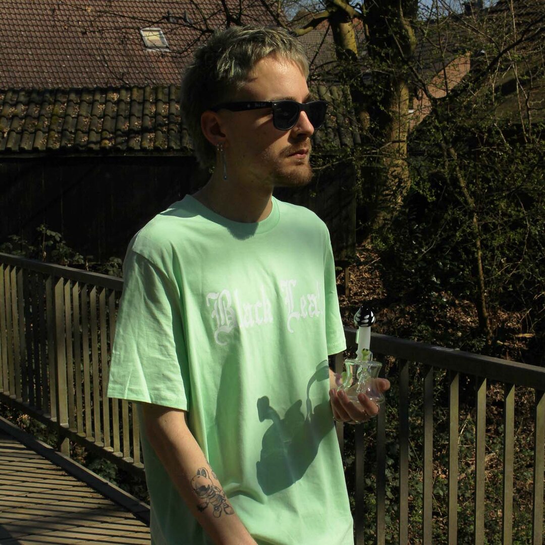 Black Leaf T-Shirt in Frozen Green mit Logodruck, Größe XL