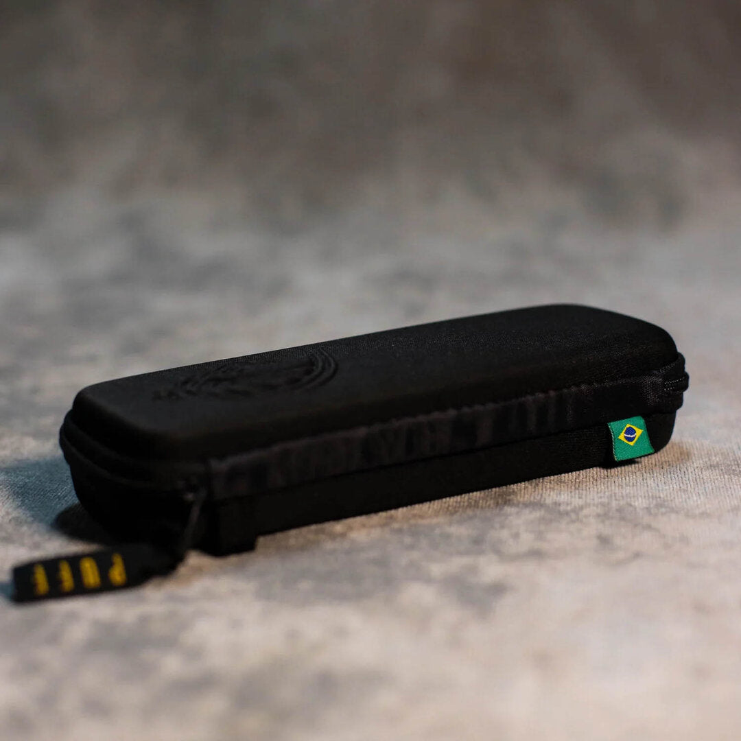 Flaches schwarzes PUFF Case SLIM mit Gurtbändern