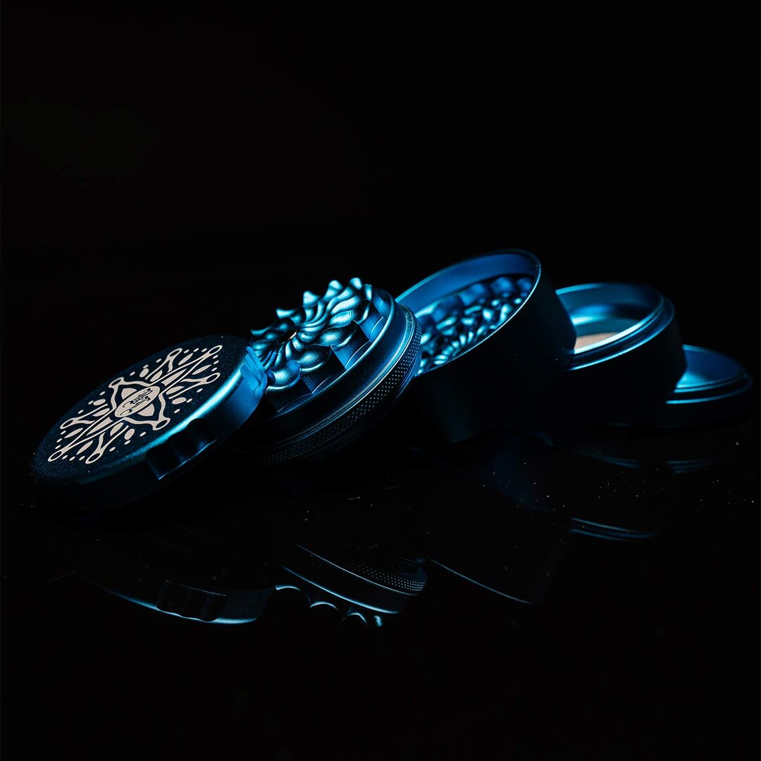 Black Leaf CNC-Flower Kräutermühle aus Aluminium in Blau mit blumenförmigem Mahlwerk