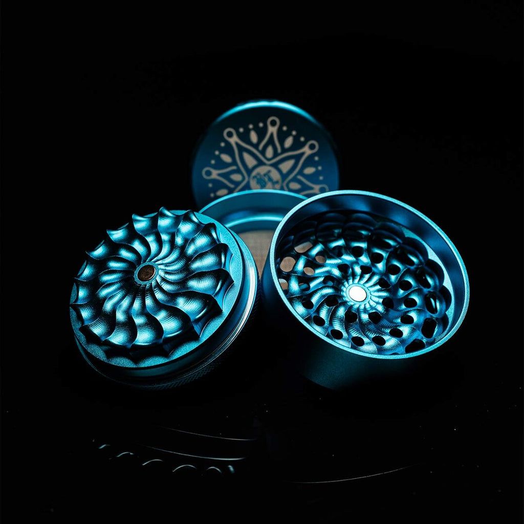 Black Leaf CNC-Flower Kräutermühle aus Aluminium in Blau mit blumenförmigem Mahlwerk