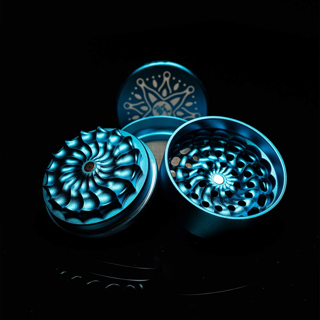 Black Leaf CNC-Flower Kräutermühle aus Aluminium in Blau mit blumenförmigem Mahlwerk