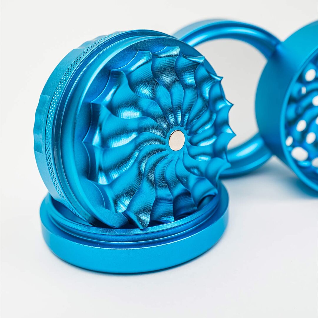 Black Leaf CNC-Flower Kräutermühle aus Aluminium in Blau mit blumenförmigem Mahlwerk