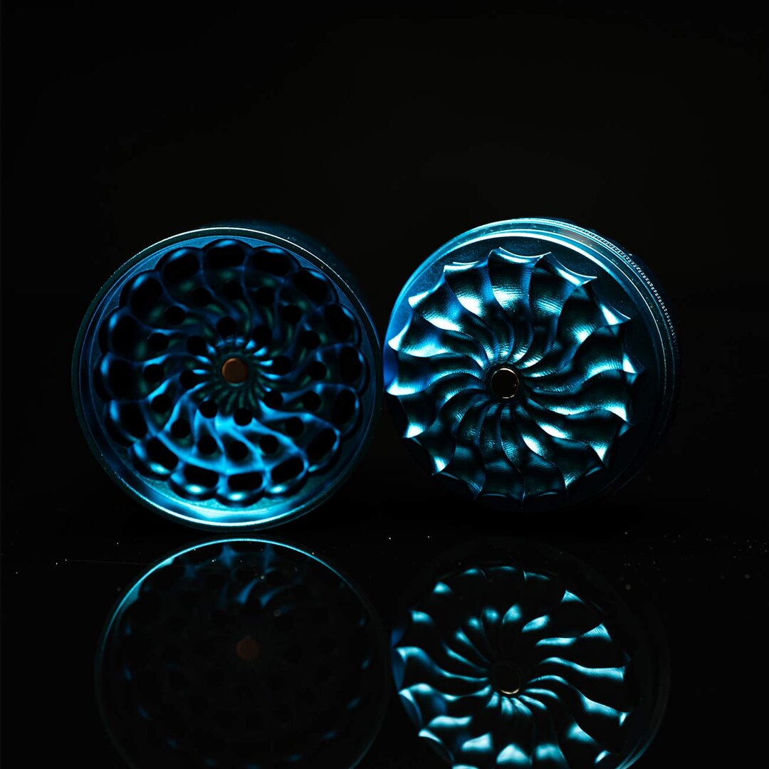 Black Leaf CNC-Flower Kräutermühle aus Aluminium in Blau mit blumenförmigem Mahlwerk