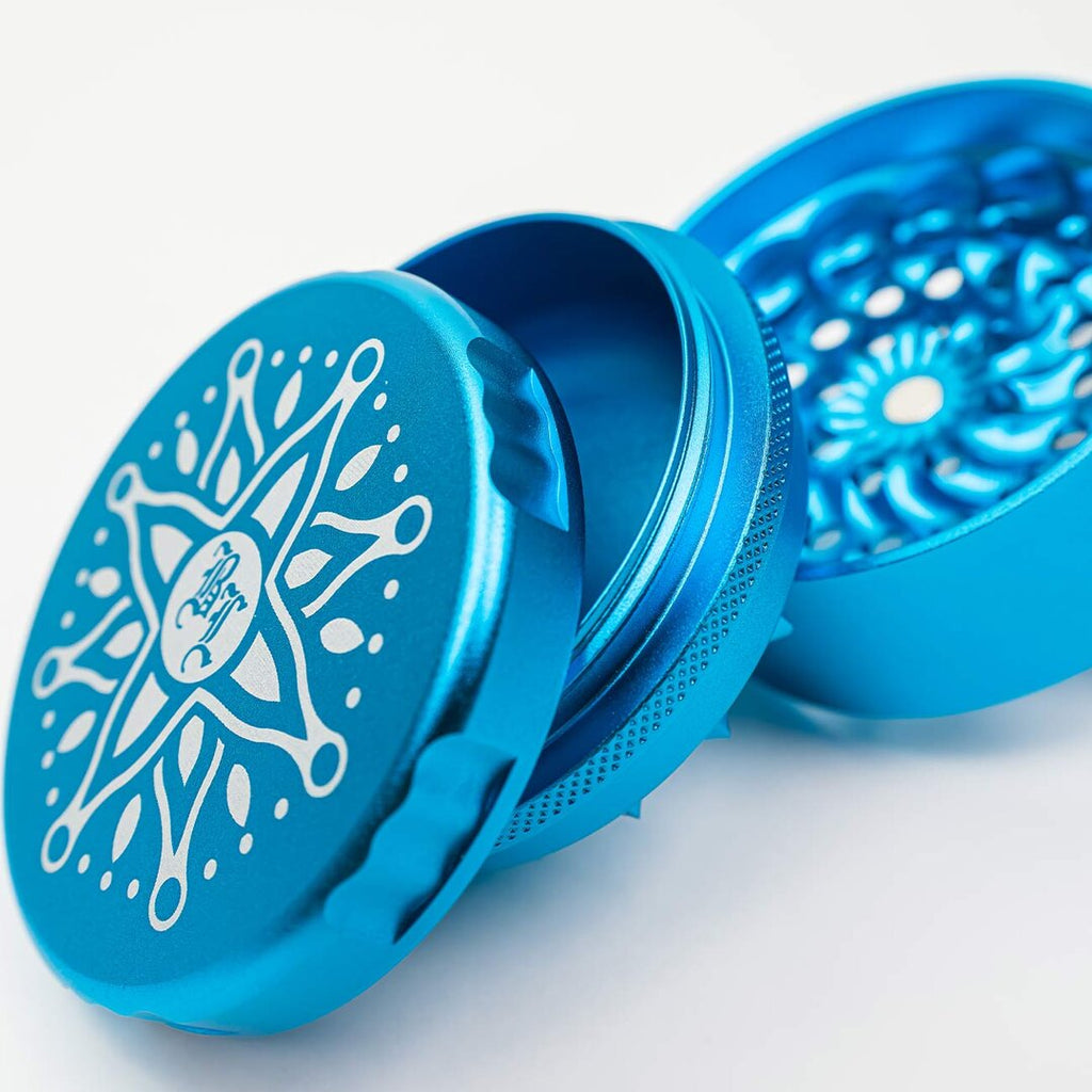 Black Leaf CNC-Flower Kräutermühle aus Aluminium in Blau mit blumenförmigem Mahlwerk