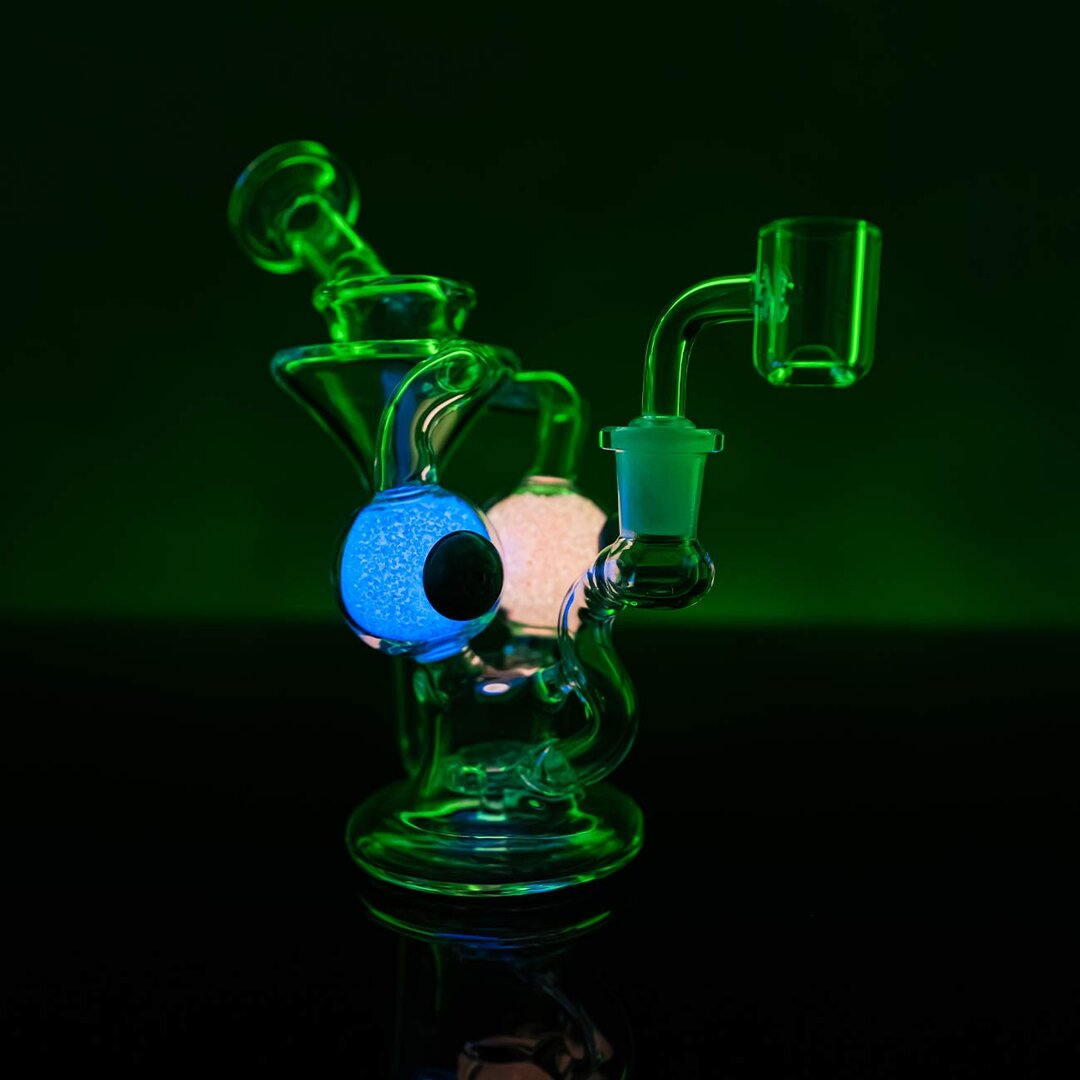 Black Leaf Recycler-Wasserpfeife in Rot und Blau mit leuchtendem Granulat