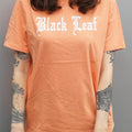 Black Leaf T-Shirt in Peach mit Logodruck, Größe L