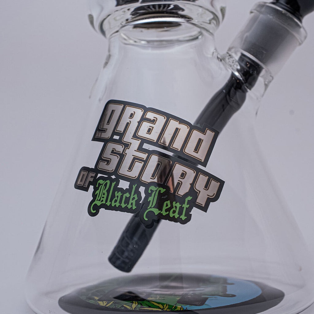 Black Leaf Grand Story Glas-Wasserpfeife aus Schwarzglas mit grünem Aufdruck